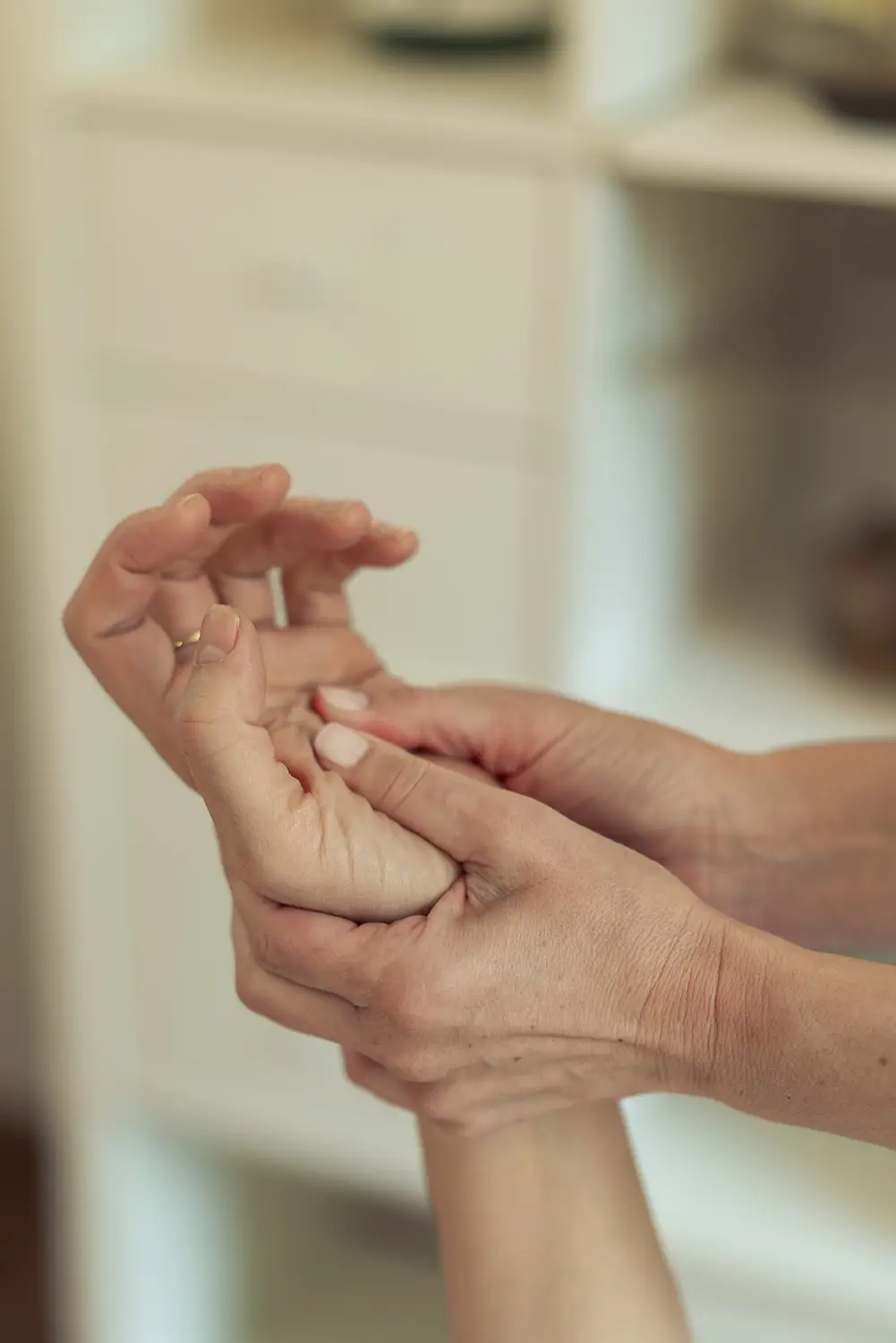 Hände während einer entspannenden Handmassage im Studio