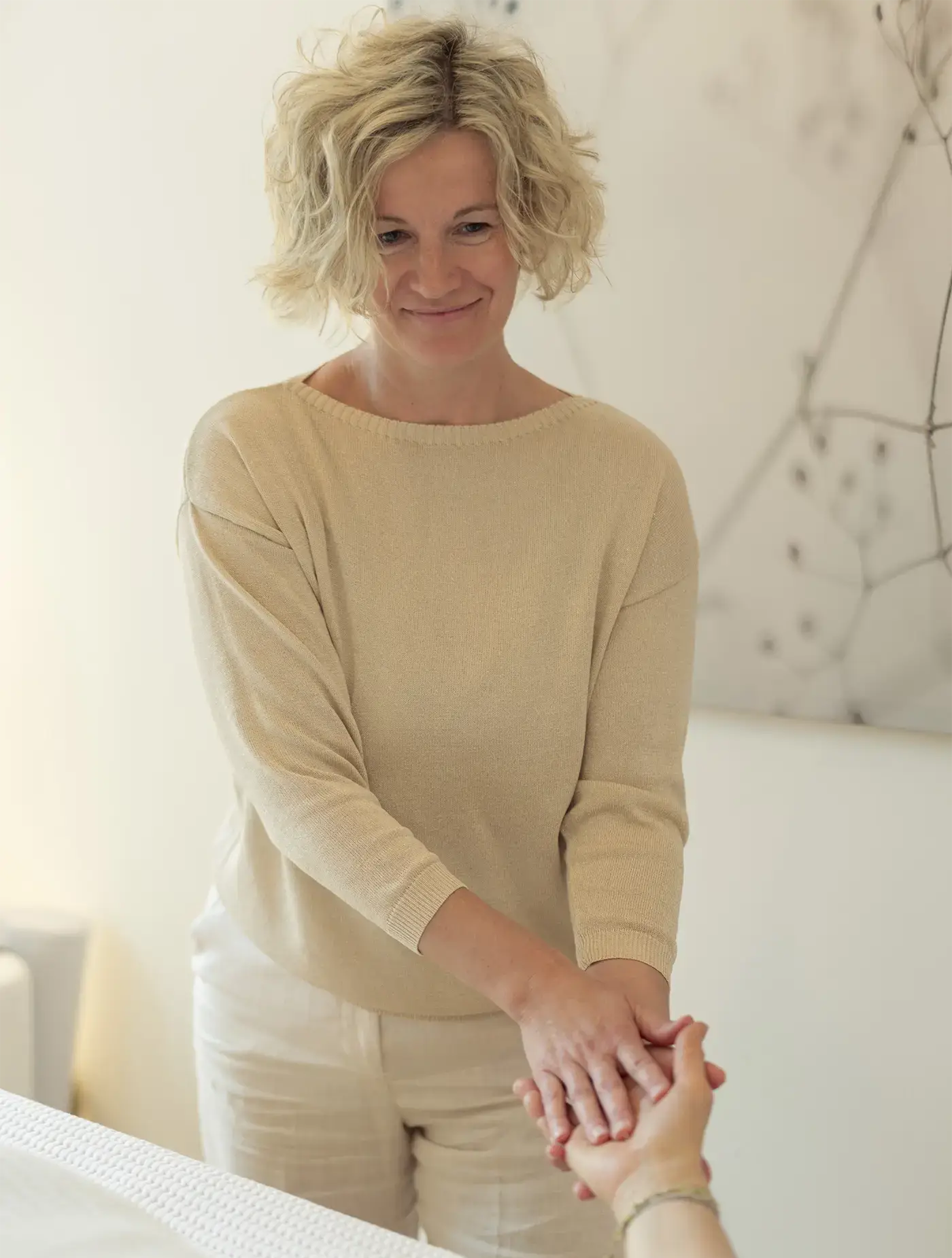 Marion Gollner bei einer Anwendung im Behandlungsraum