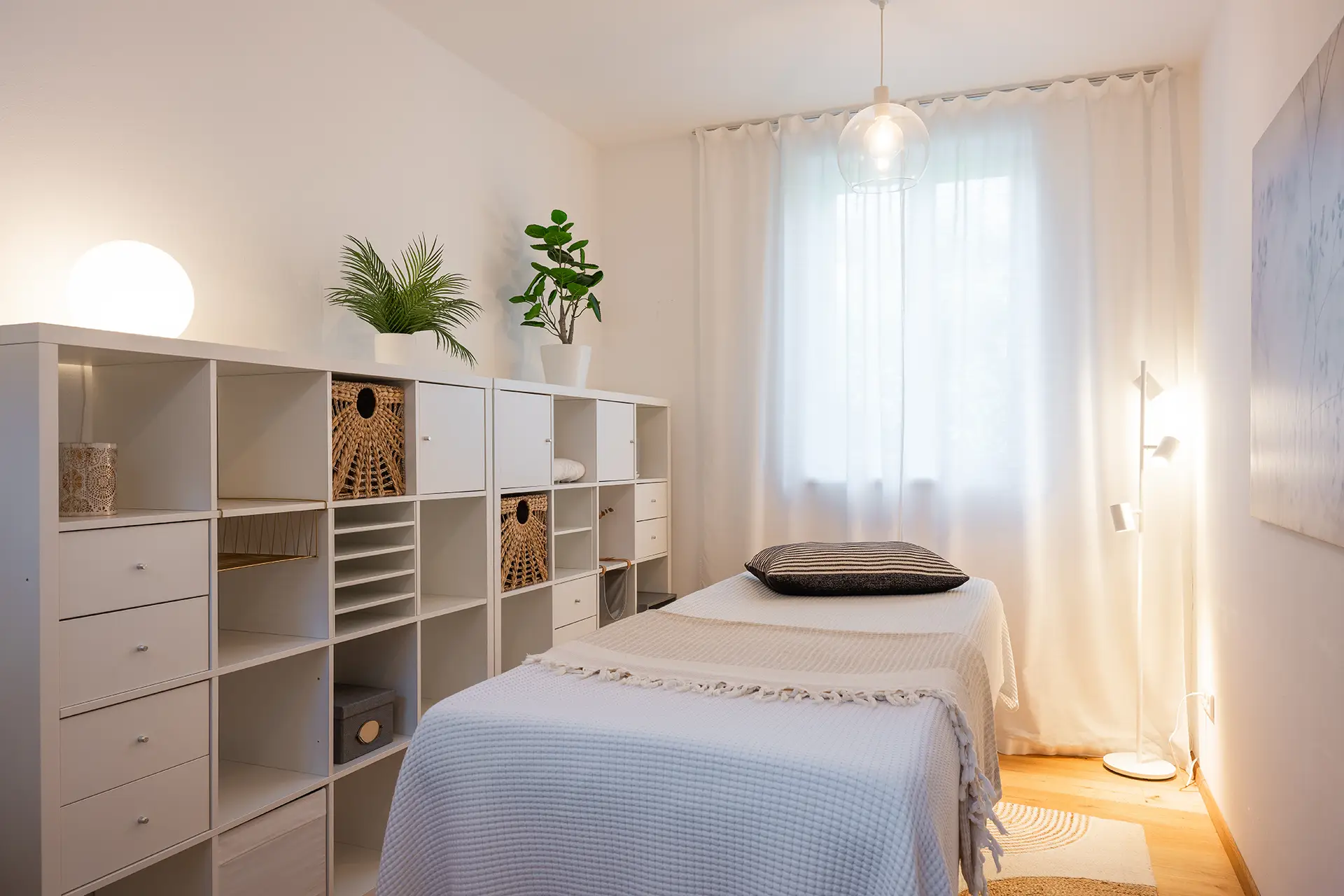 Praxisraum von Blooming You in Wien mit Massageliege